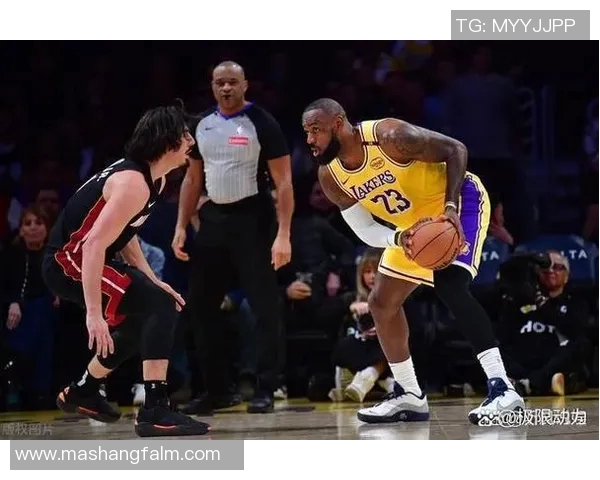 詹姆斯与足球明星的篮球对决精彩瞬间回顾与精彩时刻分享