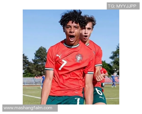 足球明星与超模同台竞技时尚魅力尽显引发热议与关注